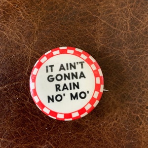 Vintage Pinback “It Aint’t Gonna Rain No’ Mo’”