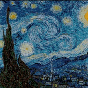 Op de afbeelding: Een kruissteekafbeelding van Van Goghs "Sterrennacht". Het kunstwerk toont een donkergroene cipres op de voorgrond, een wervelende blauwe lucht vol gele sterren en een halve maan, en een dorp in de verte.