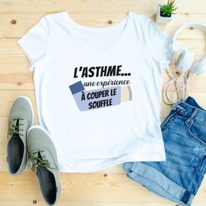 May include: White t-shirt with a blue and white inhaler graphic and the text "L'ASTHME... une expérience à COUPER LE SOUFFLE".