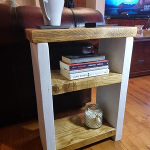 Table d’appoint en bois récupérée à la main Pieds blancs Windsor avec plateau en cire de chêne clair.