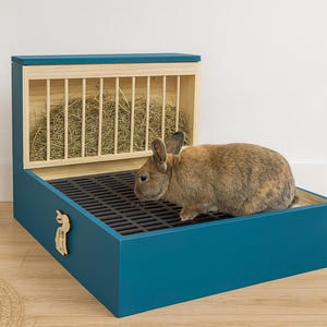 Può includere: Un set di tre tazze in ceramica con finitura opaca e macchiettata. Le tazze sono nei toni crema, grigio chiaro e grigio scuro. Ogni tazza ha un design semplice e minimalista, perfetto per caffè o tè.