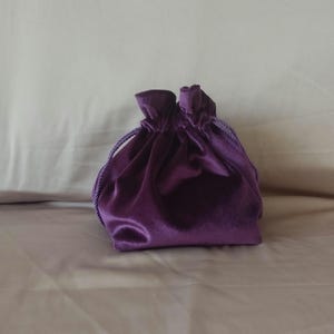 Bolsa de terciopelo con base