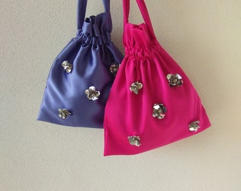 Borsa a sacchetto in satin con fiori 3D