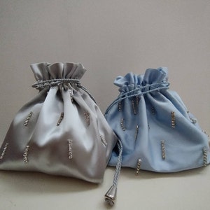 Pouch bag with base and rain diamonds