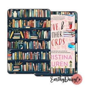 Peut inclure: Une housse pour liseuse Kindle avec un motif de bibliothèque coloré. La housse présente un fond bleu avec des rangées de livres et de plantes colorés. La housse présente également le texte "Love & Other Words" et le nom de l'auteur "Christina Lauren".