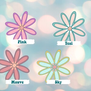 Peut inclure: Quatre motifs floraux color&eacute;s, de style r&eacute;tro, en rose, turquoise, mauve et bleu ciel. Chaque fleur pr&eacute;sente un motif en spirale central et est &eacute;tiquet&eacute;e avec sa couleur. L'arri&egrave;re-plan est flou.