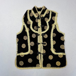 Etnisk österländsk broderad väst dam svart guld groda toggle boho sammet