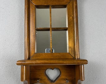 Ungebrandetes Wandregal aus Holz mit Fenster- und Spiegelmotiv, braun, mit herzförmigen Haken im rustikalen Landhausstil