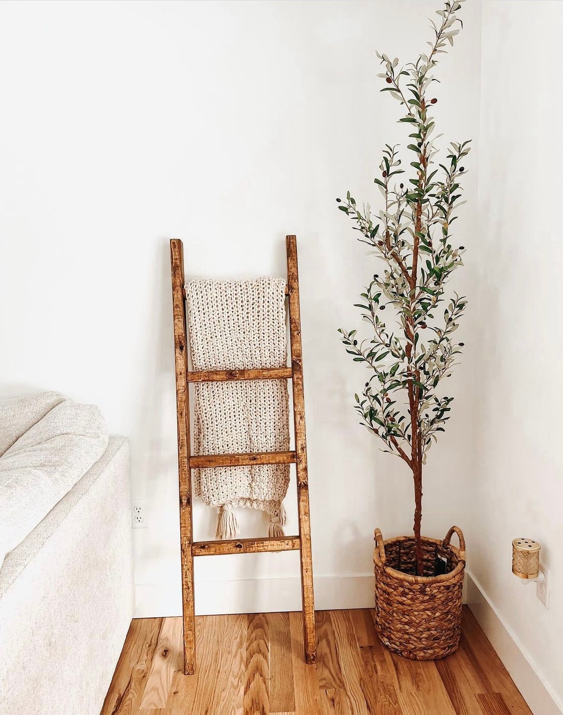 Rustic Farmhouse Decorative Wood Ladder 3 Deep Ladder Blanket