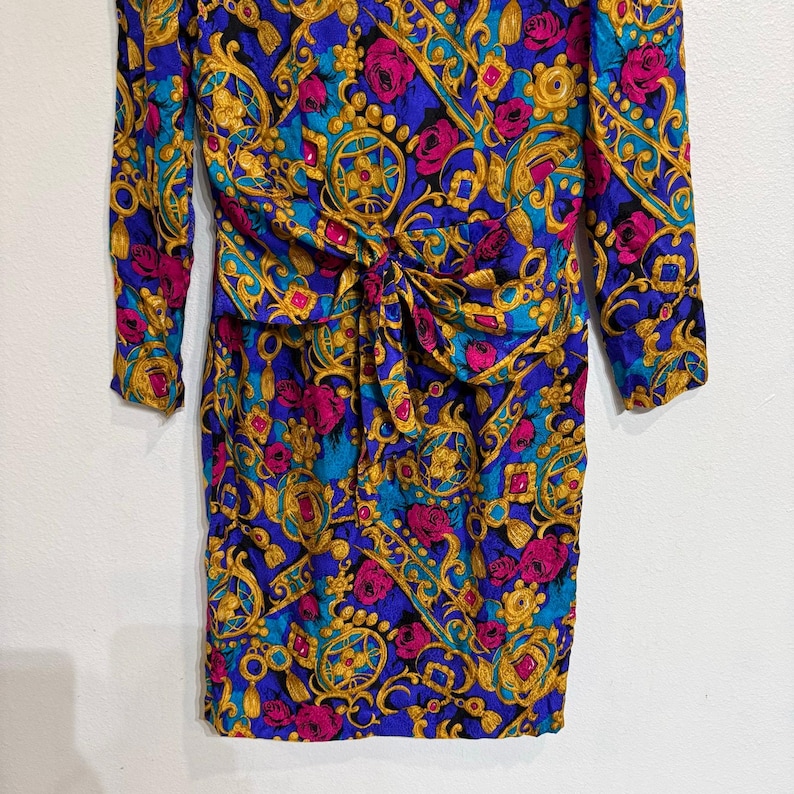 Abito Adrianna Papell 100% seta con stampa a foulard nei toni gioiello, taglia 8 immagine 4