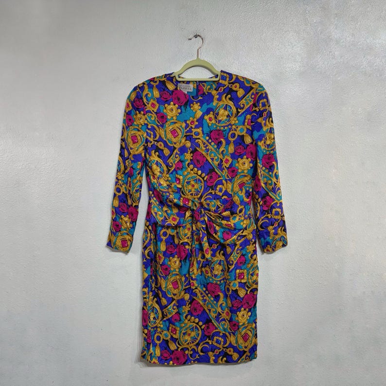 Abito Adrianna Papell 100% seta con stampa a foulard nei toni gioiello, taglia 8 immagine 2