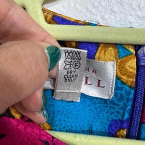 Abito Adrianna Papell 100% seta con stampa a foulard nei toni gioiello, taglia 8 immagine 6