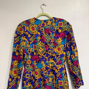 Abito Adrianna Papell 100% seta con stampa a foulard nei toni gioiello, taglia 8 immagine 7