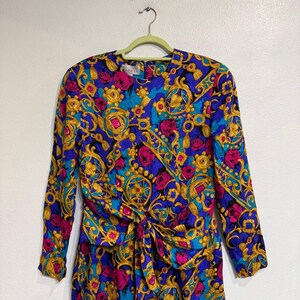 Abito Adrianna Papell 100% seta con stampa a foulard nei toni gioiello, taglia 8 immagine 3