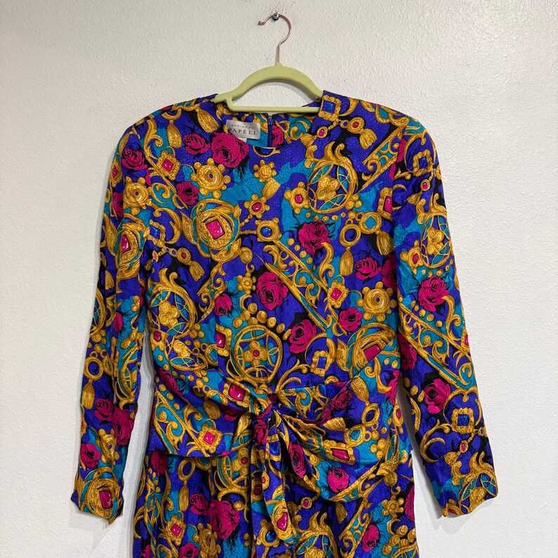 Abito Adrianna Papell 100% seta con stampa a foulard nei toni gioiello, taglia 8 immagine 3