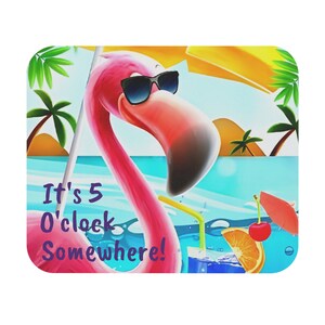 Pode incluir: Um flamingo rosa com óculos de sol e um guarda-sol de praia está na água. O texto "It's 5 O'clock Somewhere!" está escrito abaixo do flamingo.