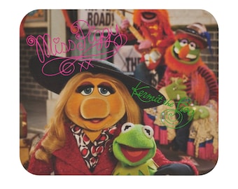 Muppets Maus Pad: Miss Piggy, Kermit & The Mayhem mit ihren Unterschriften
