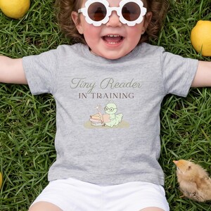 Camiseta de manga corta para bebé con el mensaje "Pequeño lector en formación" / Regalo ideal para baby shower con temática literaria.