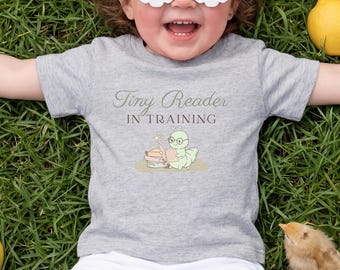 Camiseta de manga corta para bebé con el mensaje "Pequeño lector en formación" / Regalo ideal para baby shower con temática literaria.