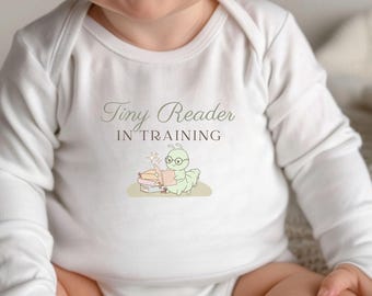 Body de manga larga para bebé con el mensaje "Pequeño lector en formación" / Regalo ideal para baby shower con temática literaria.