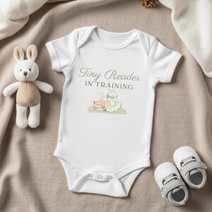 Body de manga corta para bebé con el mensaje "Pequeño lector en formación" / Regalo ideal para baby shower con temática literaria.