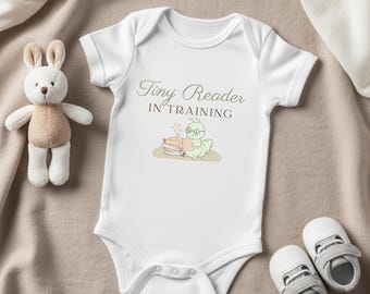 Body de manga corta para bebé con el mensaje "Pequeño lector en formación" / Regalo ideal para baby shower con temática literaria.