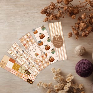 Peut inclure: Quatre marque-pages décoratifs avec des motifs sur le thème de l'automne. L'un présente un motif patchwork, un autre un motif de cheval et de feuilles, et deux autres affichent des citrouilles et le texte "Book Girl Fall" et "She's a 10 but she's obsessed with fall".