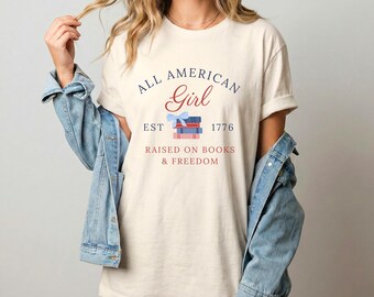 本と自由の中で育ったTシャツ｜オールアメリカンガールTシャツ｜愛国的な読書好きトップス｜読書好きへのギフト
