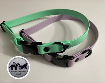 Puede incluir: Dos collares para perros, uno verde y otro morado, con hebillas y anillas en D negras. Los collares están hechos de un material suave y flexible. Los collares son de Perce & Friends Gear.