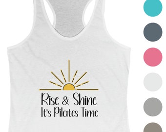 Pilates Tank Top | Rise & Shine Es ist Pilates Time | Racerback Tank Top | Pilates Bekleidung |  Pilates Instructor | Pilates Workout Shirt