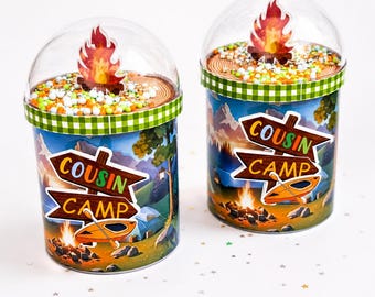 Lembrancinhas de festa com lanches de acampamento: latas de Pringles personalizadas para decoração de fogueira. Um acampamento feliz para crianças.