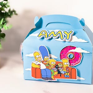 Caja de regalo personalizada con forma de casita para fiestas de Los Simpson, temática colorida de cumpleaños - Cartulina resistente, artículos de fiesta infantil con nostalgia de los 80, listos para llenar. imagen 7