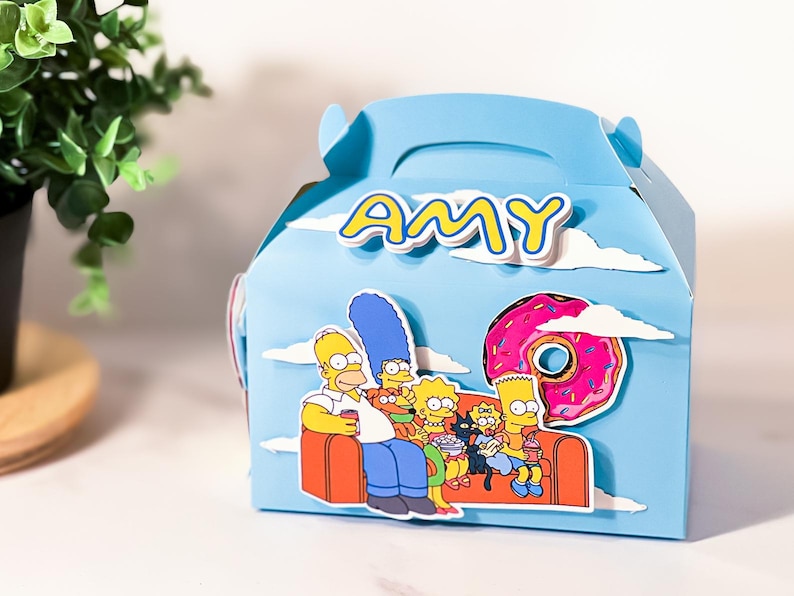 Caja de regalo personalizada con forma de casita para fiestas de Los Simpson, temática colorida de cumpleaños - Cartulina resistente, artículos de fiesta infantil con nostalgia de los 80, listos para llenar. imagen 7