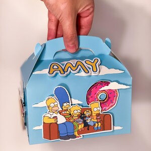 Caja de regalo personalizada con forma de casita para fiestas de Los Simpson, temática colorida de cumpleaños - Cartulina resistente, artículos de fiesta infantil con nostalgia de los 80, listos para llenar. imagen 9