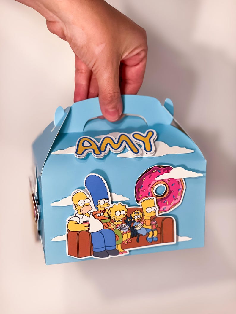 Caja de regalo personalizada con forma de casita para fiestas de Los Simpson, temática colorida de cumpleaños - Cartulina resistente, artículos de fiesta infantil con nostalgia de los 80, listos para llenar. imagen 9