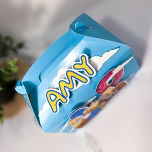 Caja de regalo personalizada con forma de casita para fiestas de Los Simpson, temática colorida de cumpleaños - Cartulina resistente, artículos de fiesta infantil con nostalgia de los 80, listos para llenar. imagen 10