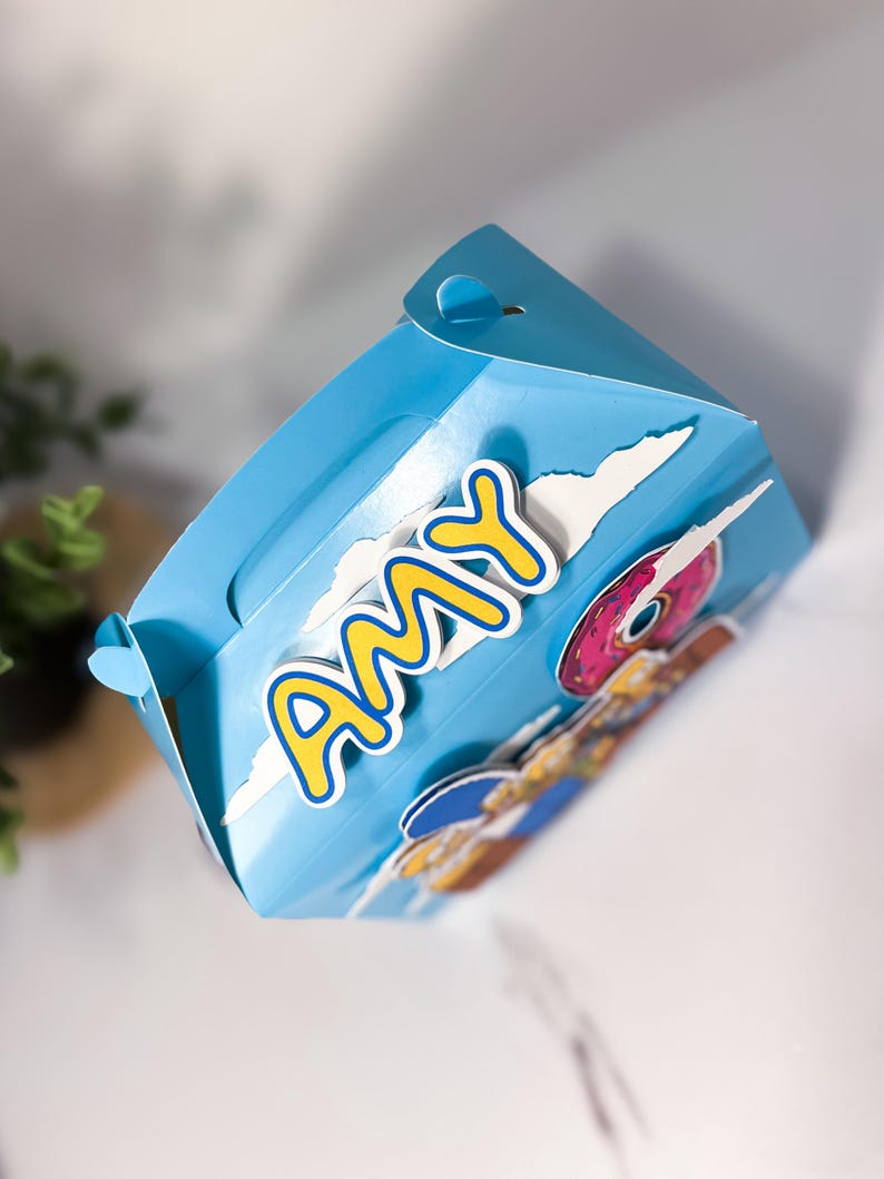 Caja de regalo personalizada con forma de casita para fiestas de Los Simpson, temática colorida de cumpleaños - Cartulina resistente, artículos de fiesta infantil con nostalgia de los 80, listos para llenar. imagen 10