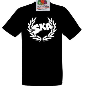 Könnte beinhalten: Schwarzes T-Shirt mit weißem "SKA"-Schriftzug in einem Lorbeerkranz. Das T-Shirt hat kurze Ärmel und einen Rundhalsausschnitt. Ein Fruit of the Loom-Etikett ist oben sichtbar. Für Ska-Musik-Fans.