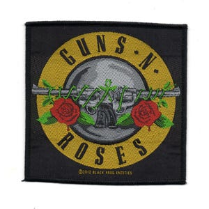 Puede incluir: Parche de logo de Guns N' Roses negro y amarillo con una calavera y huesos cruzados, dos rosas rojas y el texto "Guns N' Roses".