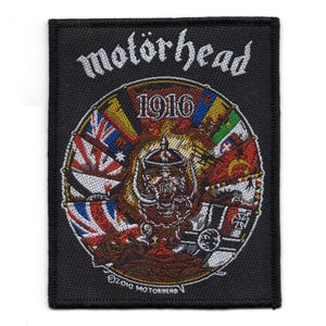 以下が含まれることがあります： 黒と白の刺繍パッチで、「Motörhead」という文字が白で、「1916」という年号が白で書かれています。パッチは円形のデザインで、ヘルメットをかぶった頭蓋骨が赤、白、青、緑の旗に囲まれています。