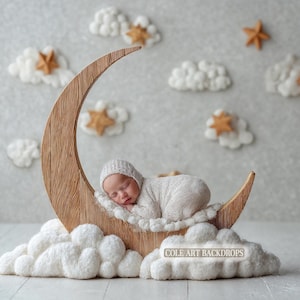 Könnte beinhalten: Ein Neugeborenes schläft in einer Holz-Halbmond-Requisite, umgeben von weißen, flauschigen Wolken und goldenen Sternen. Das Baby trägt ein weißes Strickoutfit und eine weiße Strickmütze.