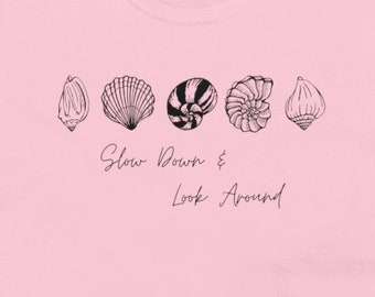 Camiseta con estampado de conchas marinas "Despacio y mira a tu alrededor", camiseta playera inspiradora, camiseta de algodón para amantes del océano, camiseta con estampado costero para mujer.