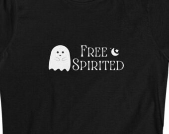 Maglietta fantasma dallo spirito libero, graziosa maglietta di Halloween con fantasma e luna, maglietta da strega per la stagione spettrale, maglietta grafica autunnale da donna.