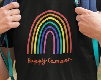 Glücklicher Camper Regenbogen Grafik T-Shirt, Camping Geschenk