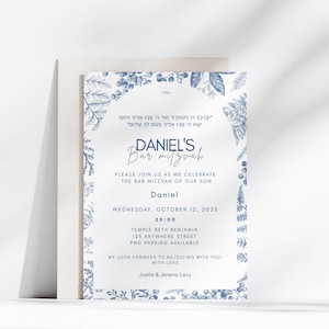 Könnte beinhalten: Eine formelle Einladung zu Daniels Bar Mitzwa mit eleganten blauen floralen Akzenten. Die Einladung enthält hebräischen Text, Veranstaltungsdetails und die Namen von Joelle und Jeremy Levy. Das Design ist vor einem weißen Hintergrund.