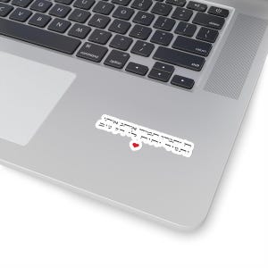 Puede incluir: Una pegatina con texto en hebreo y un corazón rojo. El texto dice "Te amo, eres mi todo".