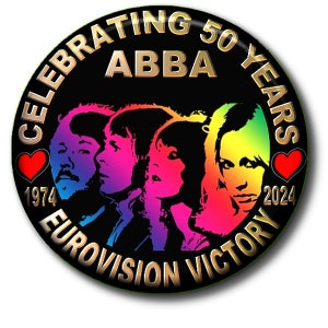 以下が含まれることがあります： 黒と金の円形のボタンで、縁に「Celebrating 50 Years ABBA 1974-2024 Eurovision Victory」という文字が書かれています。ボタンの中央には、ABBAの4人のメンバーの虹色のシルエットが描かれています。