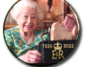 Queen Elizabeth II and &quot;Paddington&quot; Marmalade Sandwich Jubilee Sketch -Souvenir Button Badge 55 mm
