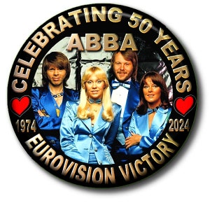 以下が含まれることがあります： ABBAのユーロビジョン優勝50周年を記念した丸いピンバッジ。画像には青い衣装を着たバンドメンバーが写っています。「Celebrating 50 Years」、「ABBA」、「1974」、「2024」の文字が含まれています。