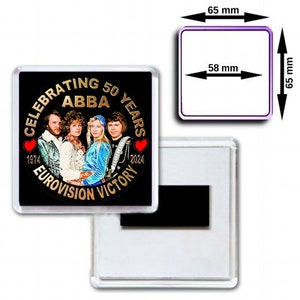 以下が含まれることがあります： ABBAの50周年を記念した正方形のマグネット。バンドメンバー、テキスト「CELEBRATING ABBA 50 YEARS」、1974年と2024年の「EUROVISION VICTORY」のデザイン。マグネットのサイズは6.5cm x 6.5cmです。